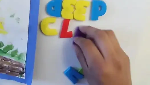 Dees глубоко подчищает. Грязная домохозяйка Dee подчищает и снимает вокруг вашего дома без штанов или трусиков.