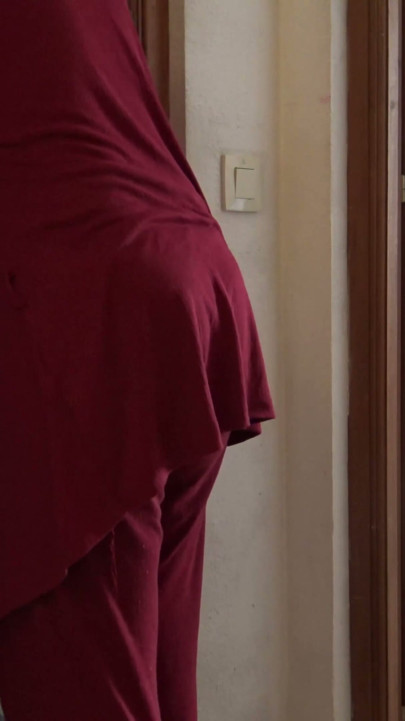 Horny amatørkone forfører 18-årig leveringsdreng foran sin cuckold-mand | Klip 1
