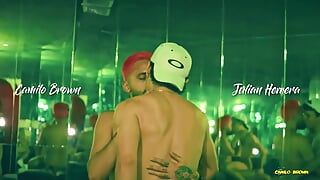 Camilo Brown baise le jumelle sexy Julian Herrera sans capote au bar et échange du sperme dans un baiser sexy