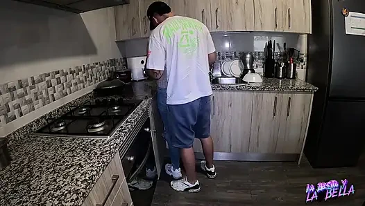 Arkadaşımın erkek arkadaşını mutfakta sikiyorum