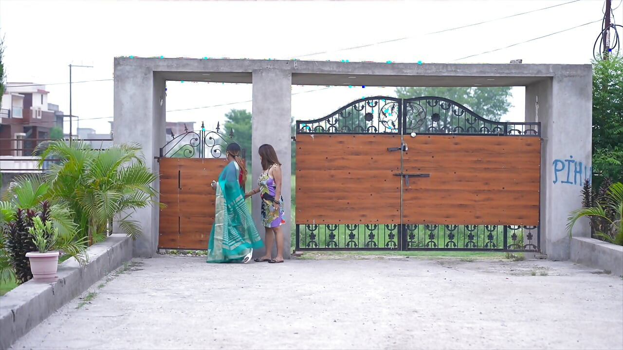 टीना नंदी ने मस्ती के लिए दोस्त के घर का दौरा किया ।