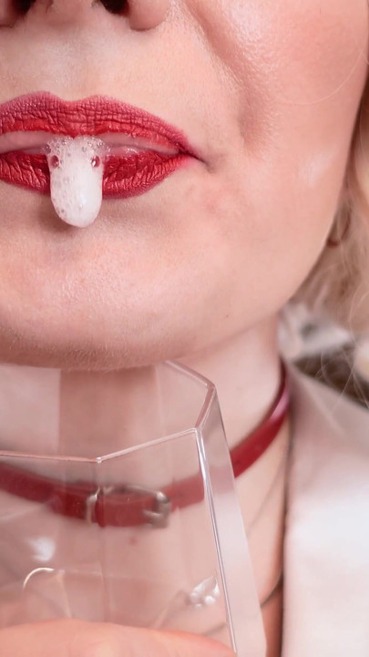 Morate podijeliti trenutak iz "Slina i pišanje pišanje Zlatna kiša - fetiš video - seksi MILF plavuša Arya"