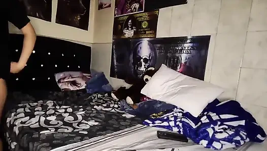Üvey kız kardeşimin odasına geceleri penisimi emmesi için girdim