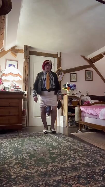 Dressed in a beige mini skirt for her evening