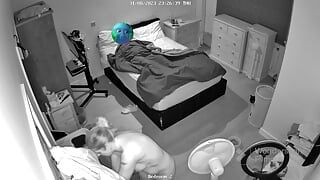 Une belle-mère se faufile dans la chambre de son beau-fils nue pendant la nuit, elle se sent excitée