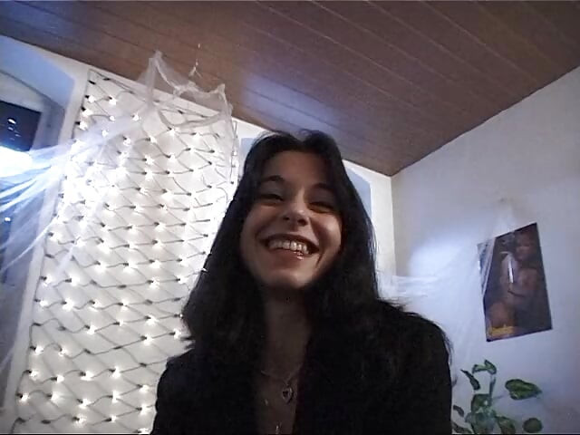 สาวสีผมบรูเน็ตน่ารักสนุกกับการโชว์หุ่นเซ็กซี่ของเธอ