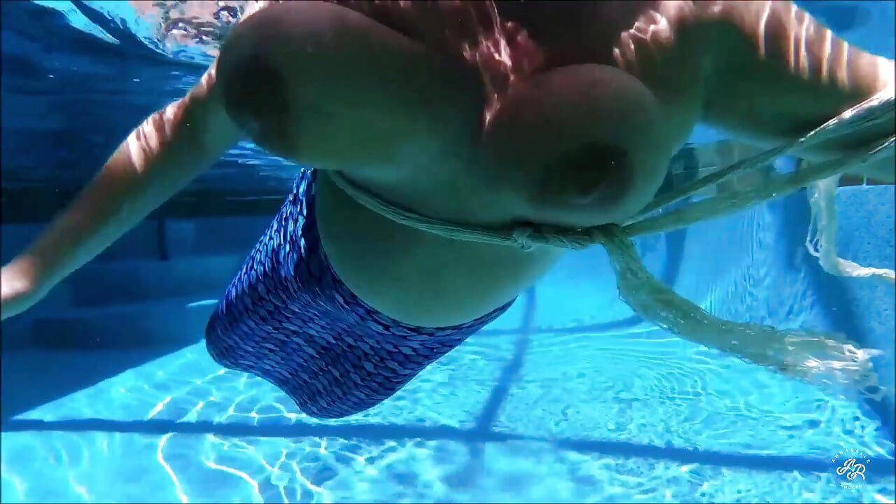 Mit einer meerjungfrau schwimmen