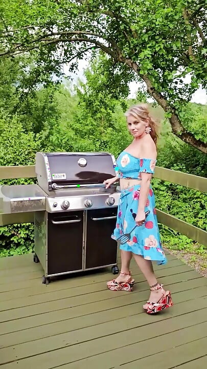 Real TOPLESS MOMMY Enjoying the Summer Barbecuing with her Mature MILF BIG TITS Out in the Sunshine