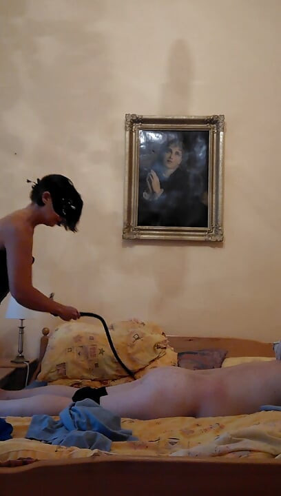 Încet, frumos, te futi sclavul. Futaiul mamei tale! Mai ai multe de învățat. Ești norocos să-ți ai zeița aici