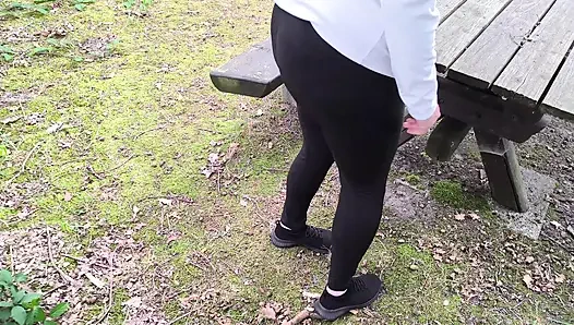 Arsch, Titten und Pussy peitschen auf dem Grillplatz