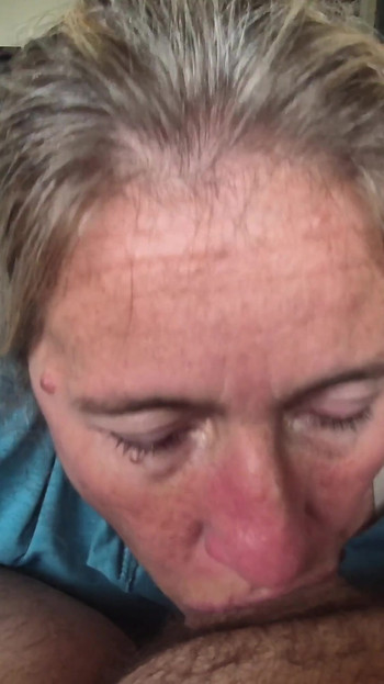 Památný okamžik z "ŘEKNI SVÉ HOLCE, ABY SI DĚLALA POZNÁMKY, SEXY MILF KOUŘENÍ"