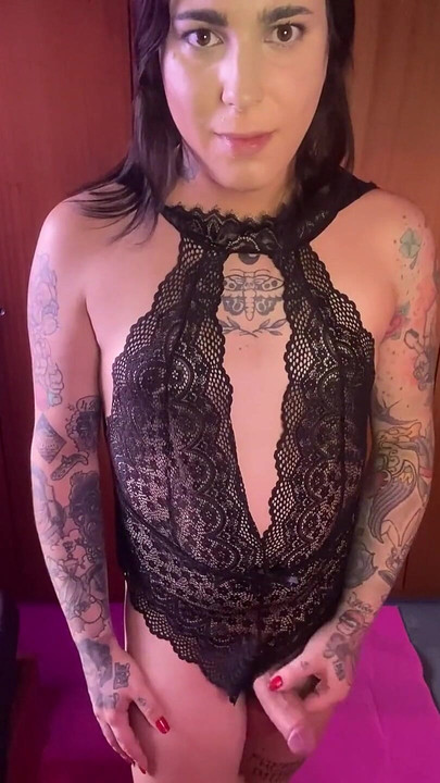 Isprobavanje ovog prekrasnog i seksi crnog bodija, je li ti se svidjelo?