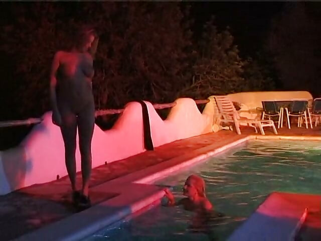 Dve seksi lezbijke plivaju zajedno u bazenu