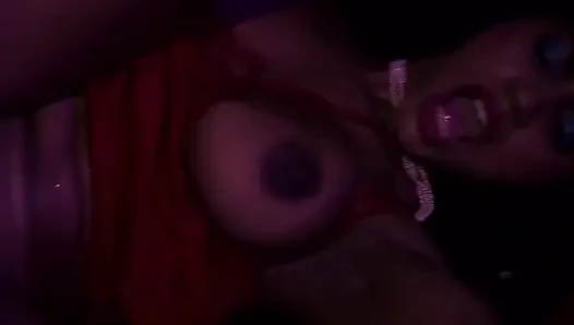 Vahşi açık havada sikiş ve bdsm tekme ile ateşli üniformalı sakso