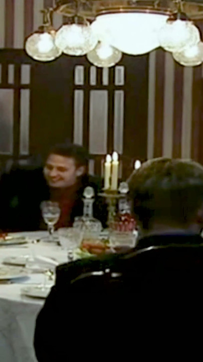 Arkadaşlarla akşam yemeği anal aldatmayla bitiyor.
