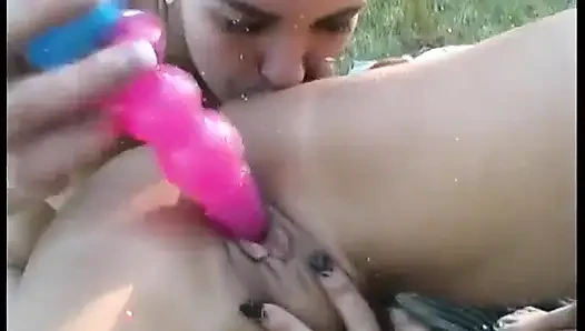 Gadis-gadis dildo saling ngentot memek satu sama lain