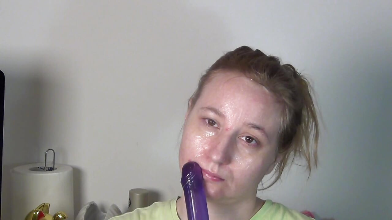 Face massage with dildo