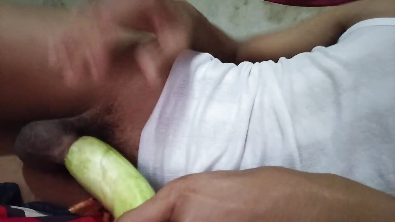 Jujut'un solo oynadığı, hıçramış salatalıklarla oynadığı ifade
