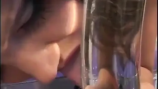 Glücklicher typ wird von der schlampe gelutscht, während er dildos in ihren arsch und in die muschi einbricht