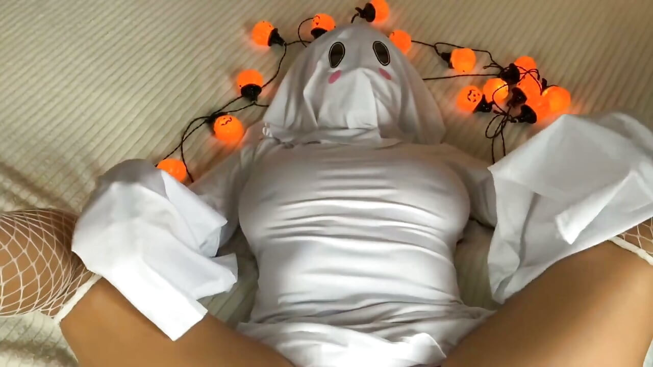 Ošukal sexy ducha do zadku na Halloween - Aria Fleur