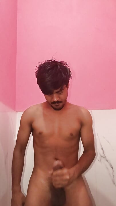 เด็กผู้ชายกําลังลูบควยของเขาในห้องน้ํา