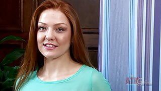 Соло рыжая Farrah Flower скачет на ее Hitachi в любительском видео, чтобы пропитать ее киску в любительском видео