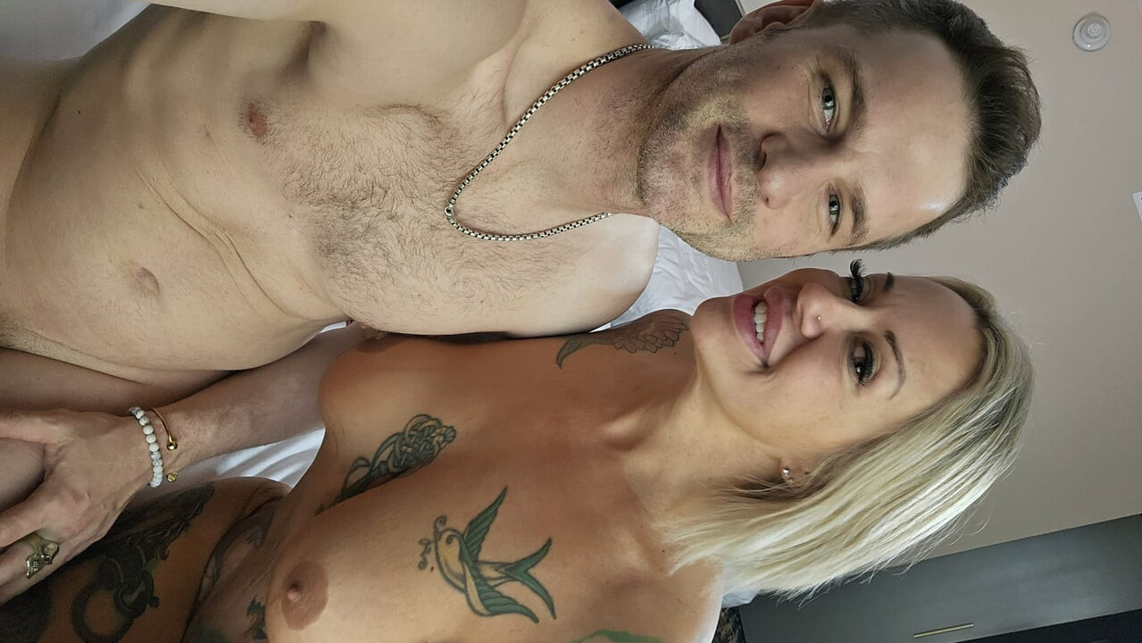 Ξανθιά MILF με μεγάλα βυζιά Sugar Sweet που γλείφει κώλο και παίρνει κρεμπάι
