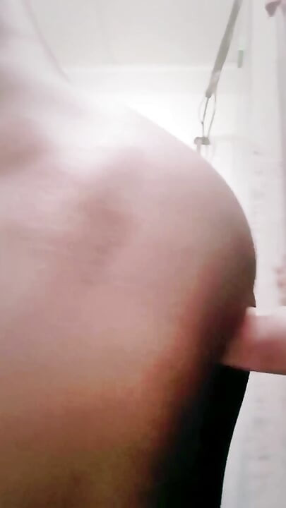 Un travesti se fait enculer en gros plan avec un gros gode dans la salle de bain