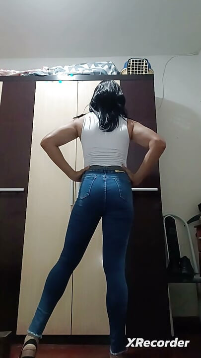Slatke noge u farmerkama i helankama