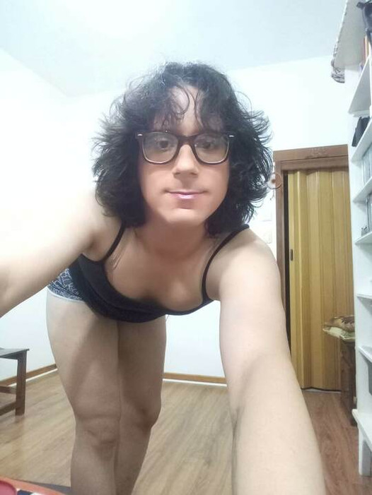 Lara, maricas brancas, treinamento anal, pingando, brinquedo anal, crossdresser, femboy, consolo grande na bunda, transsexual, travesti