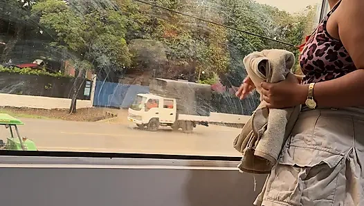 Она любит прыгать меня на член, пока все проходят мимо окна