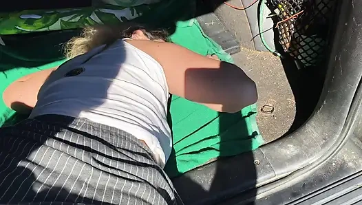 Горячая жена принимает интенсивный анал на улице в багажнике автомобиля - настоящая пара в любительском видео от первого лица