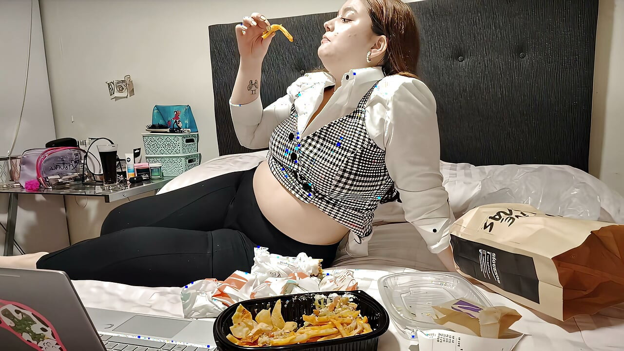 젖을 빨아주는 18살 소녀