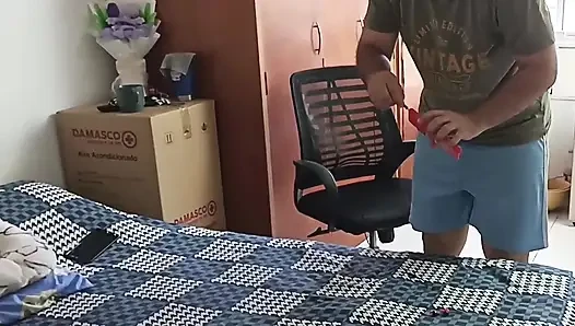 Adik tiriku yang seksi ngajarin aku caranya masturbasi. Spanish Porn.