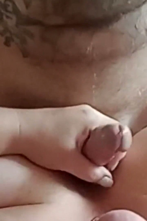 Maakt mijn pik hard en trekt zich af tot het einde