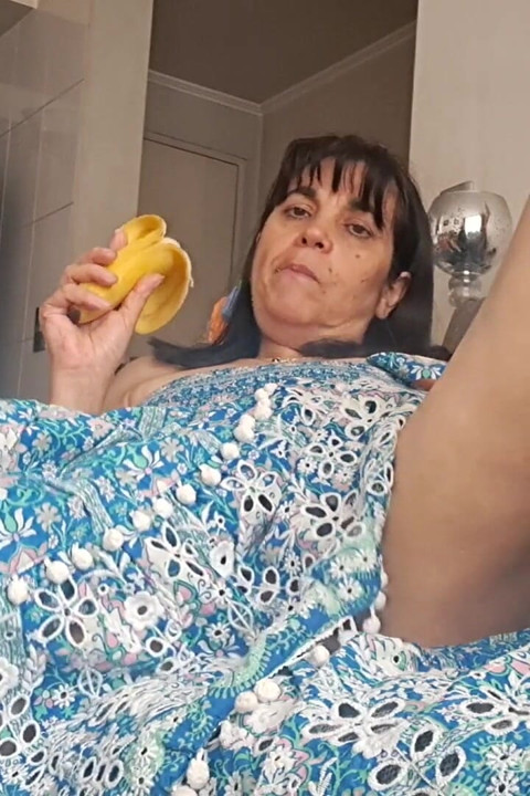 Macocha w fotelu dotykająca jej cipki