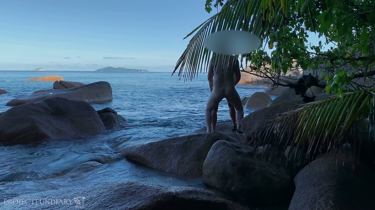 Catching nude couple -sex on beach