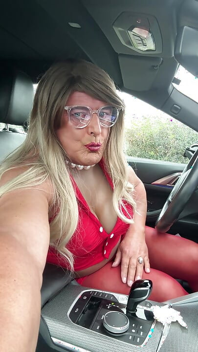 Seksi transvestit kellycd2022 izlazi na vožnju u crvenim bešavnim najlonkama i štiklama