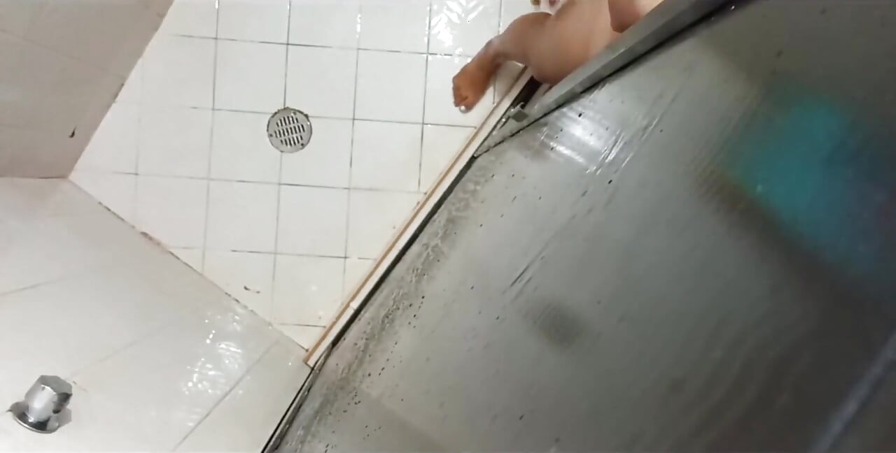 Mijn stiefzus onder de douche