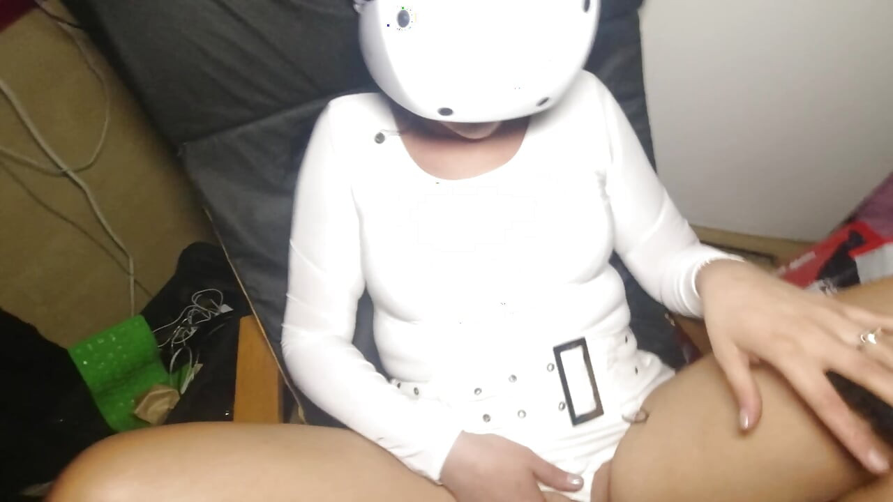 Viviane Martix think she is alone with her new VR glasses