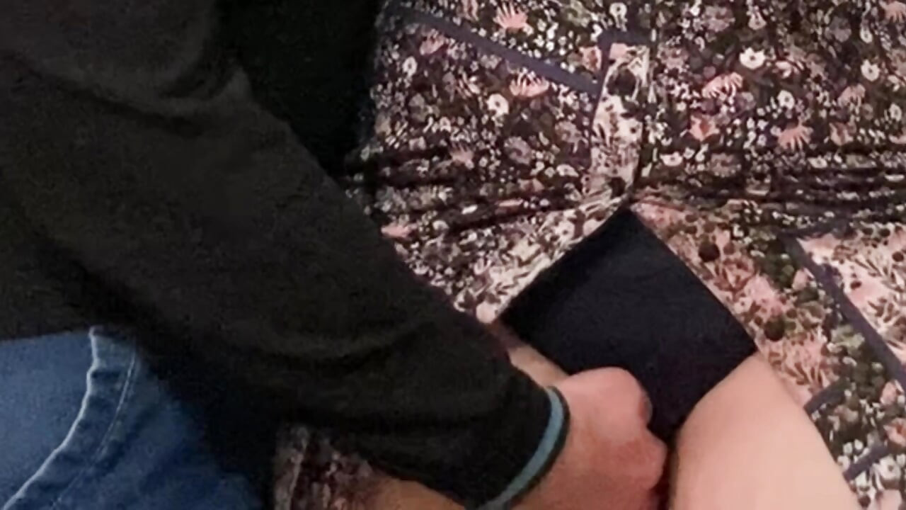 Сексуальная MILF получает клитор, трущийся в метро
