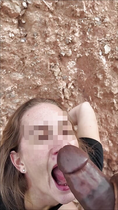 Sürtük orta yaşlı seksi kadın yürüyüş sırasında büyük zenci yarağı tarafından götünü gerdiriyor ve yüzünü boyatıyor