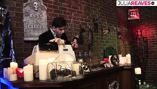 Крошка-блондинка наслаждается глубоким жестким трахом после того, как сосет хуище