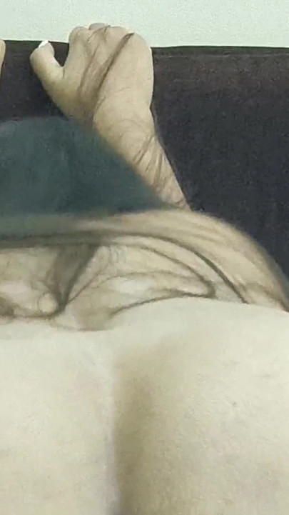 Cambia de ropa delante del cuñado que está viendo porno