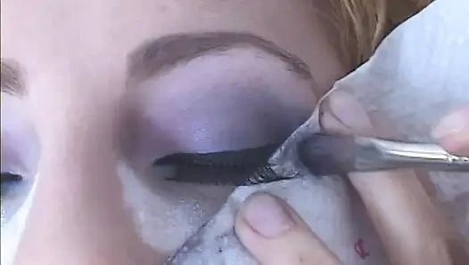 Cewek rambut keriting ini memamerkan jembutnya di luar ruangan dan ngentot kontol sampai dicrot sperma