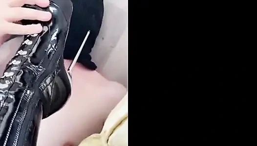 Kırmızı iç çamaşırlarıyla baskın ol.