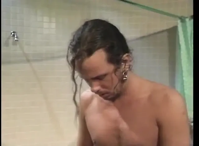 Threesome pussy fucking in the bathroom
