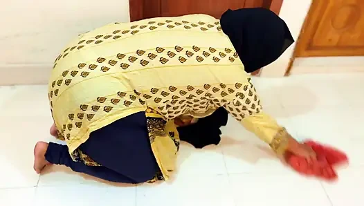 Pembantu hot arab terjebak: tolong buru-buru& entot pantat montokku dan keluarkan aku dari bawah ranjang