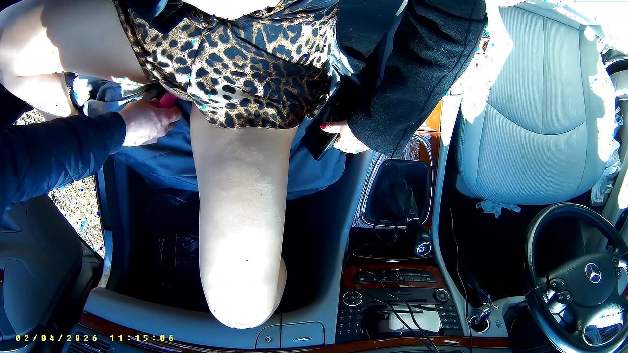 Pelacur muncrat di dalam mobil.