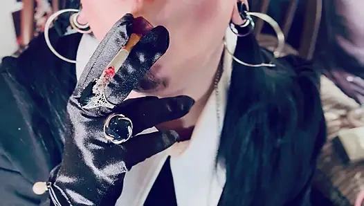 Wednesday addams, tina snua, chain saten eldivenle 2 sigara içiyor - sigara içen kadın sürükleniyor omi ome ucunu kuyruğuna sokuyor